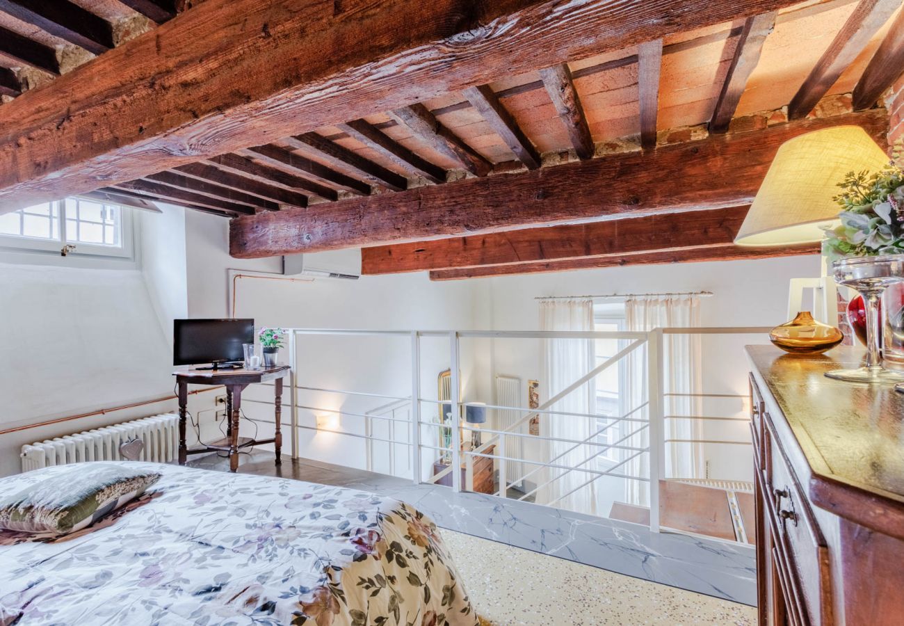 Ferienwohnung in Lucca - Elegant Apartment in a Quiet Street inside the Walls Of Lucca