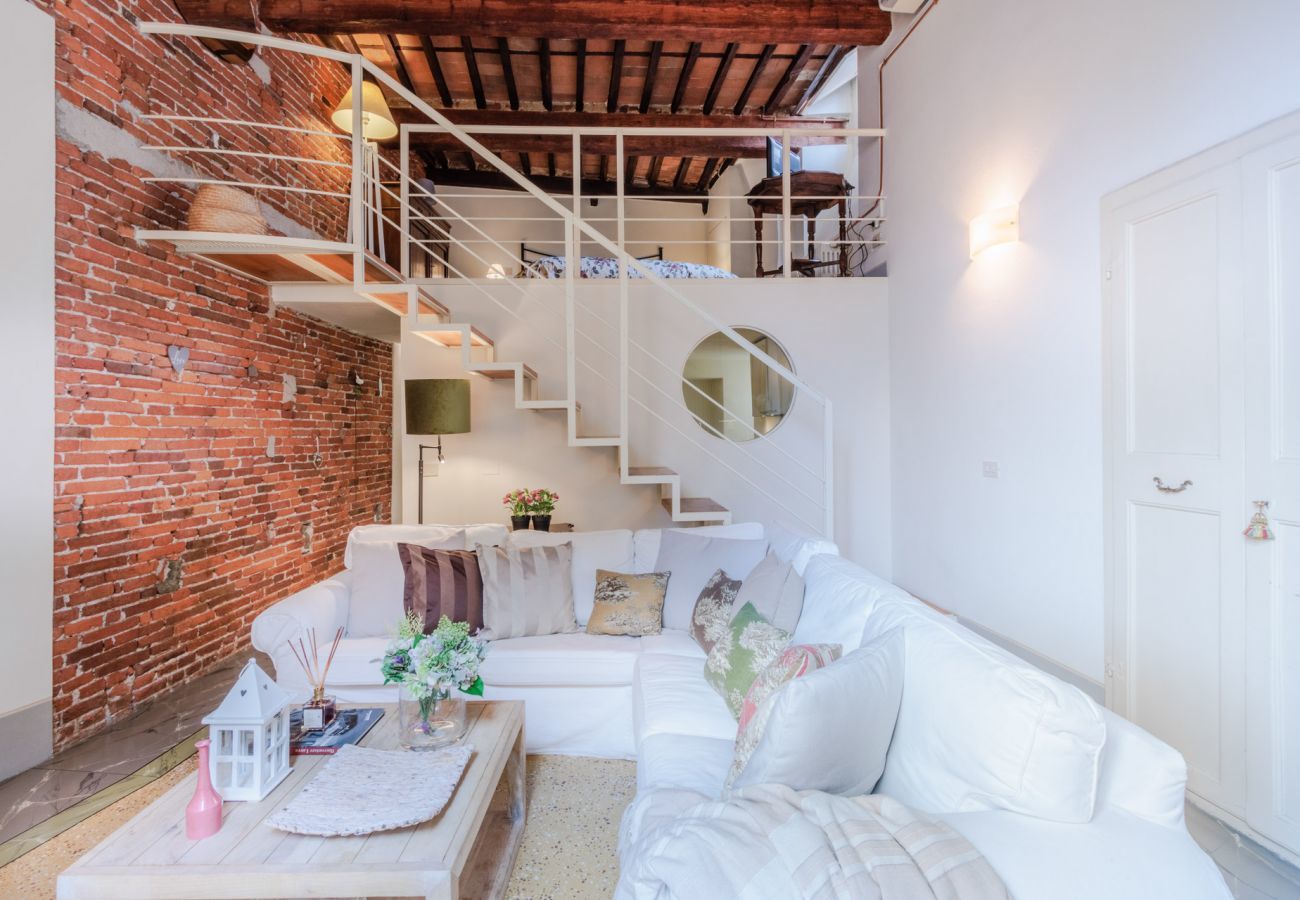 Ferienwohnung in Lucca - Elegant Apartment in a Quiet Street inside the Walls Of Lucca