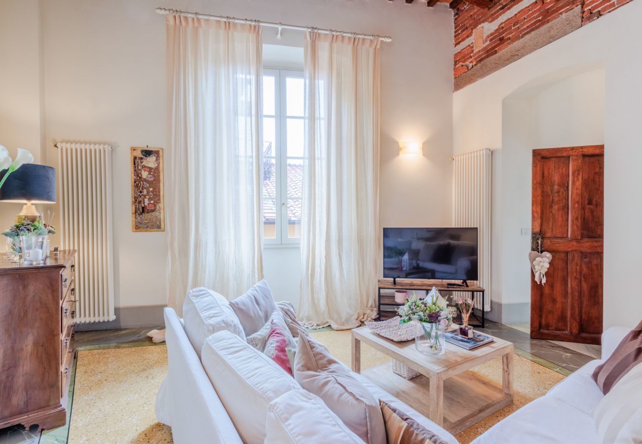 Ferienwohnung in Lucca - Elegant Apartment in a Quiet Street inside the Walls Of Lucca