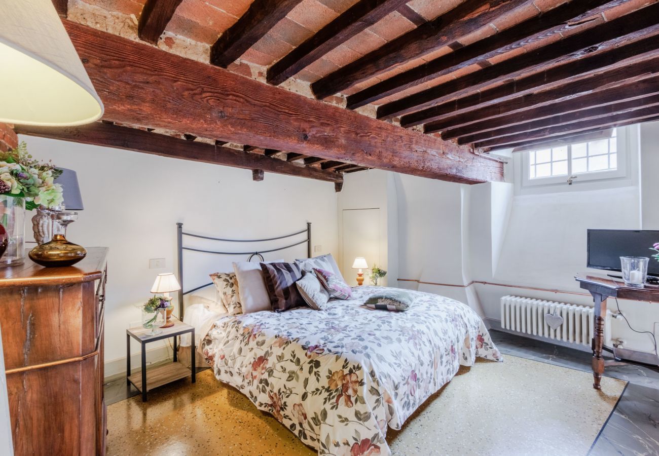 Ferienwohnung in Lucca - Elegant Apartment in a Quiet Street inside the Walls Of Lucca