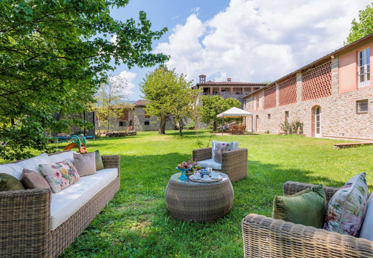 Villa in Piano di Coreglia - La Vaseria, Country House with Secret Garden