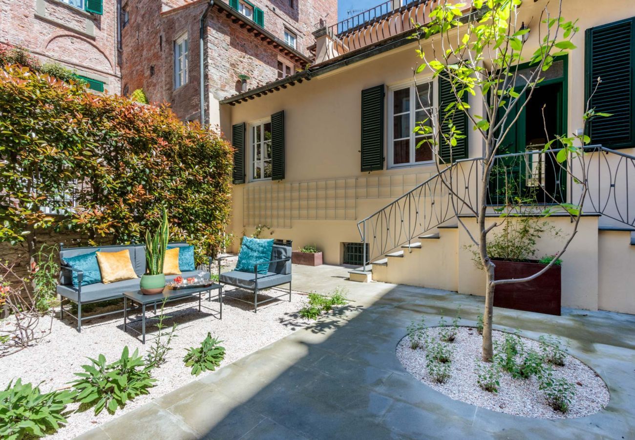 Ferienwohnung in Lucca - The Healing Garden, 4 bedrooms Villa inside the Walls