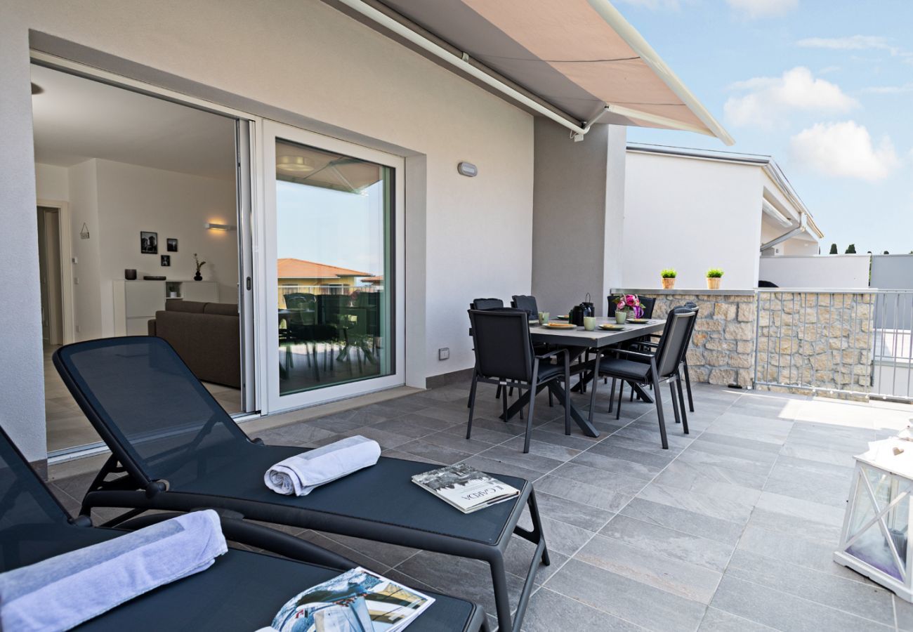 Ferienwohnung in Lazise - Regarda - Casa Erika mit grosser Terrasse, Pool, WLan