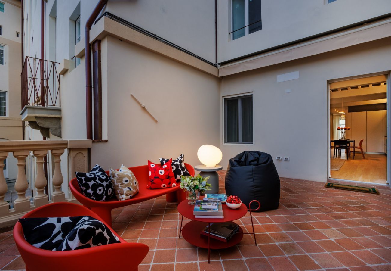 Ferienwohnung in Lucca - Casa Boero, a Modern Luxury 1st Floor Apartment with Terrace inside the Walls of Lucca