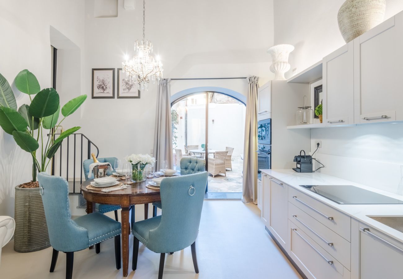 Ferienwohnung in Lucca - Ground Floor 2 Bedrooms Modern Apartment with private garden and pool inside the walls of Lucca