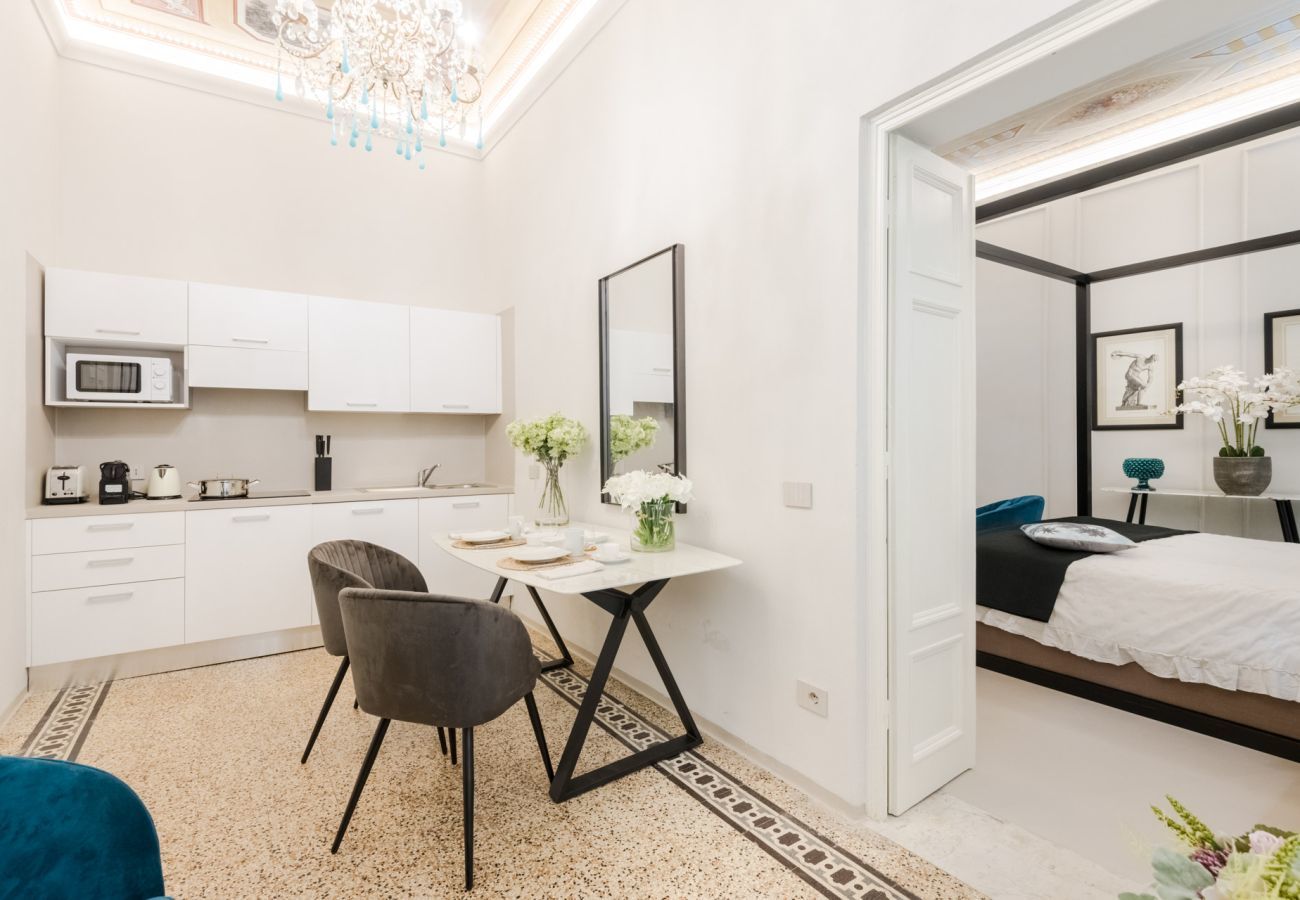 Ferienwohnung in Lucca - Ground Floor 2 Bedrooms Modern Apartment with private garden and pool inside the walls of Lucca