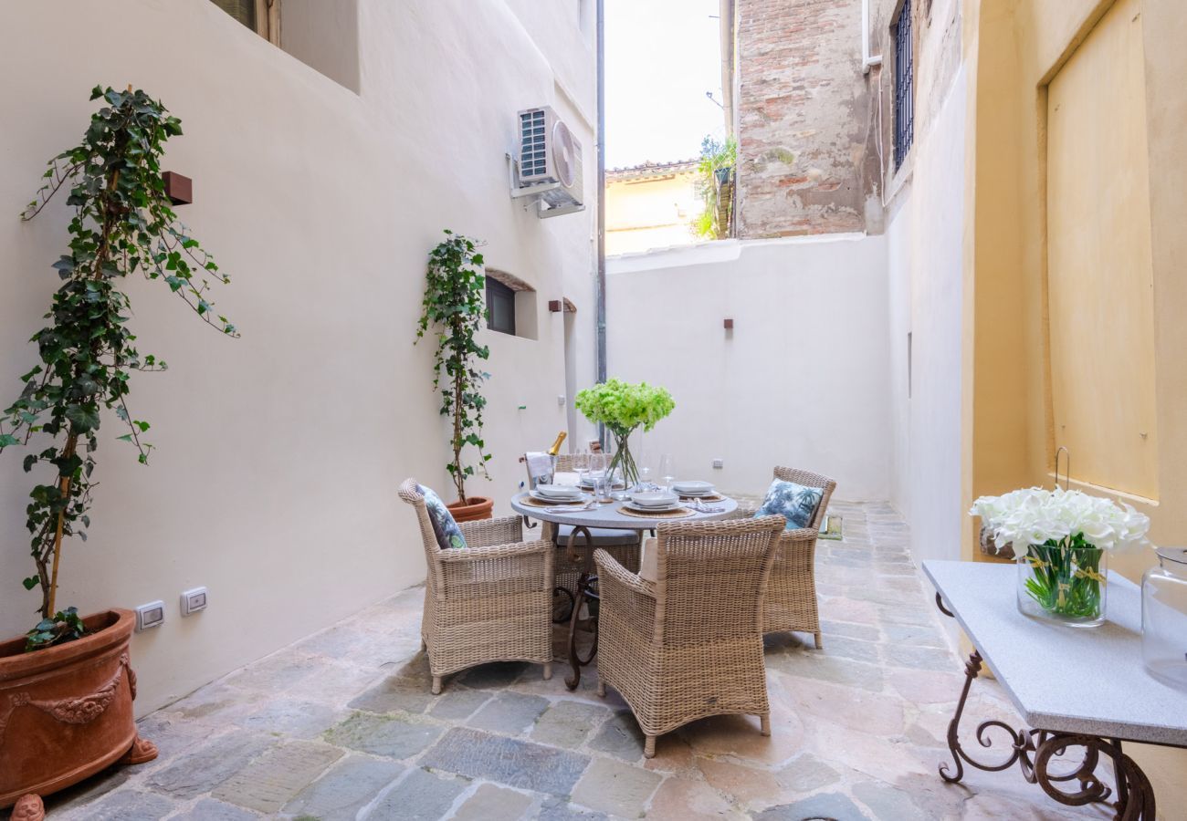 Ferienwohnung in Lucca - Ground Floor 2 Bedrooms Modern Apartment with private garden and pool inside the walls of Lucca