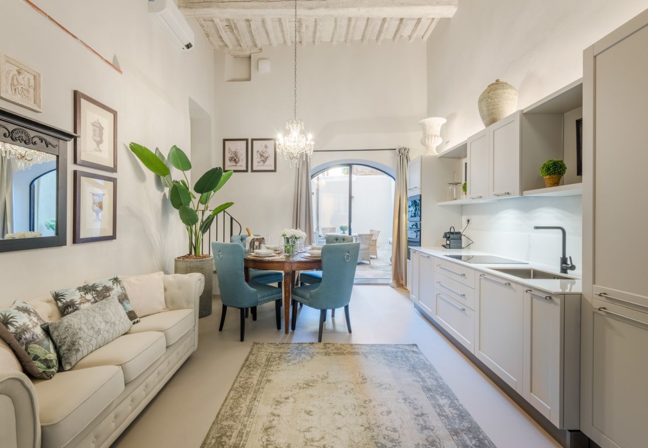 Ferienwohnung in Lucca - Ground Floor 2 Bedrooms Modern Apartment with private garden and pool inside the walls of Lucca