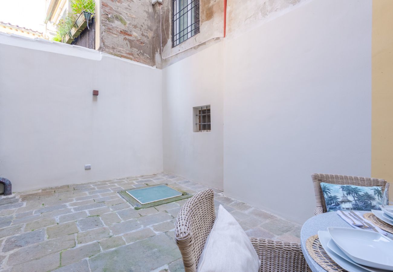 Ferienwohnung in Lucca - Ground Floor 2 Bedrooms Modern Apartment with private garden and pool inside the walls of Lucca