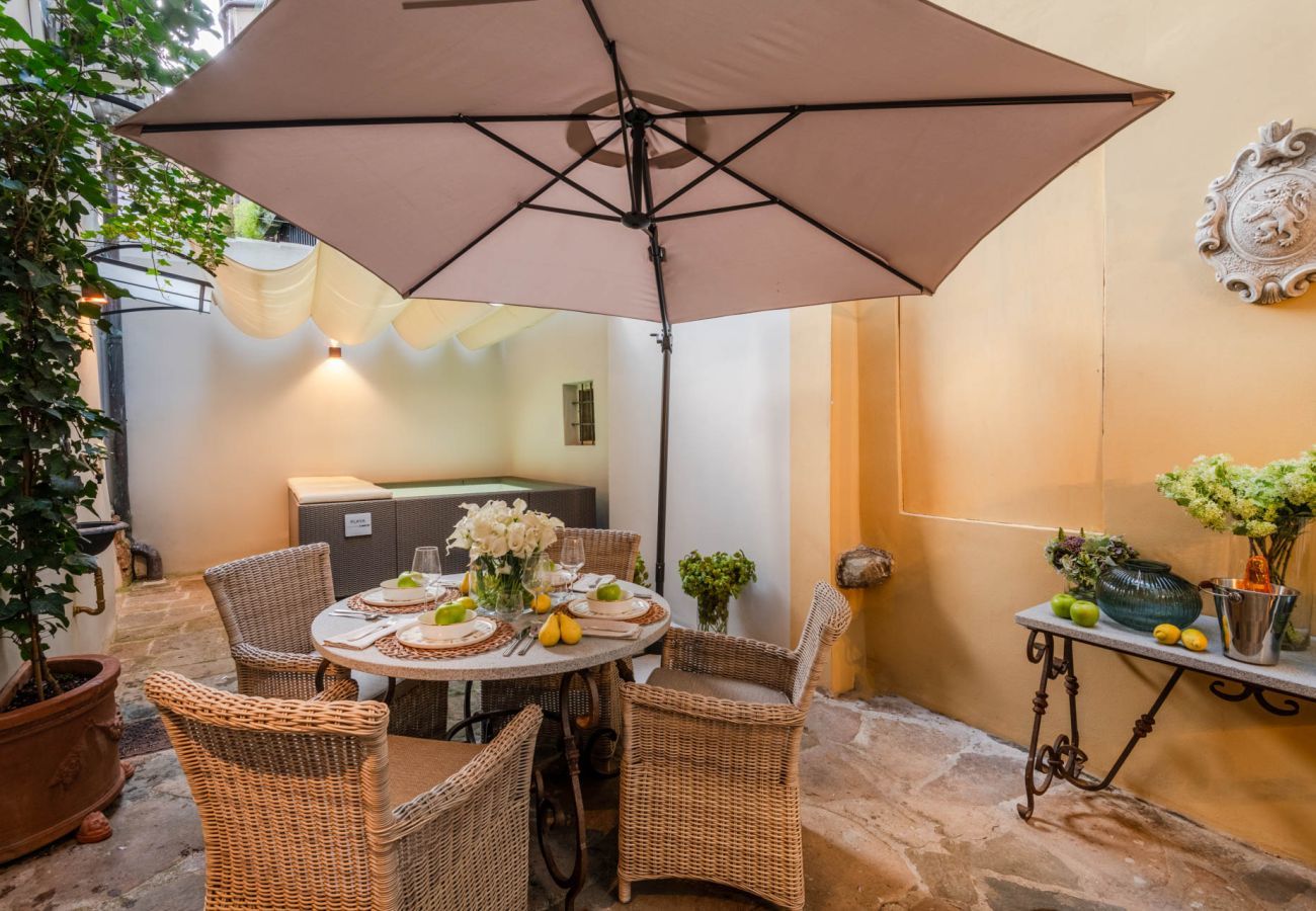 Ferienwohnung in Lucca - Gallo Cedrone, a Home with Outdoor