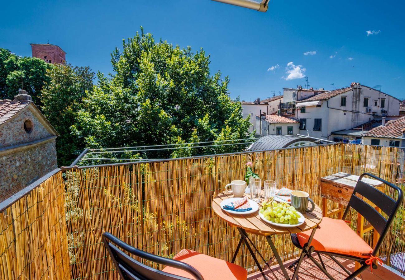 Ferienwohnung in Lucca - Casa Ledesma, modern apartment for 4 guests with balcony inside the walls of Lucca