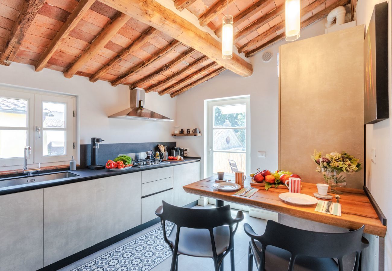 Ferienwohnung in Lucca - Casa Ledesma, modern apartment for 4 guests with balcony inside the walls of Lucca