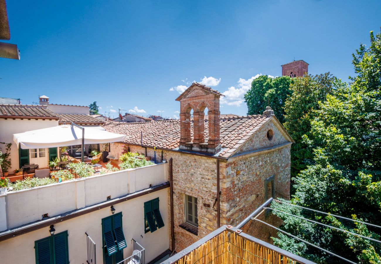 Ferienwohnung in Lucca - Casa Ledesma, modern apartment for 4 guests with balcony inside the walls of Lucca