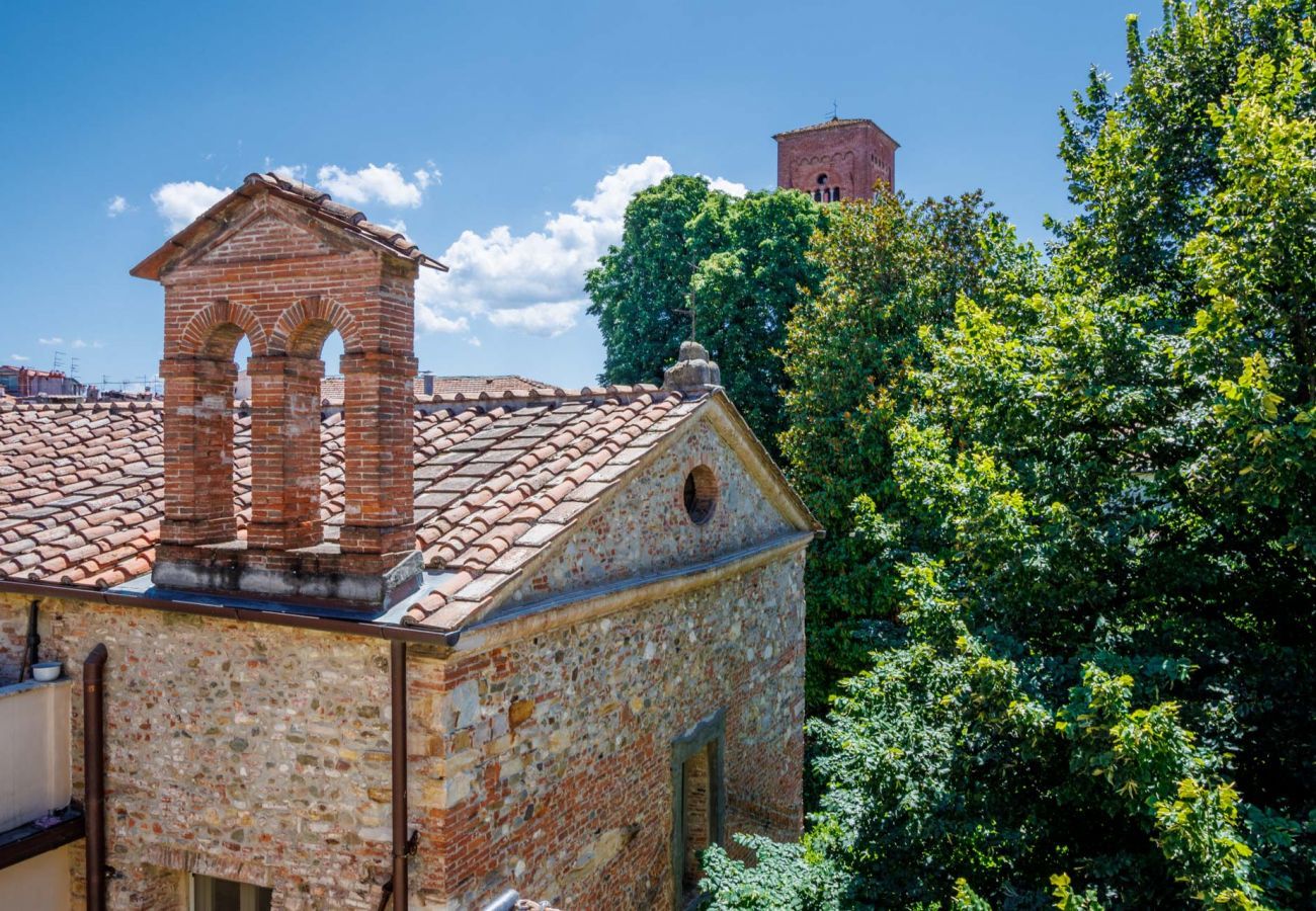 Ferienwohnung in Lucca - Casa Ledesma, modern apartment for 4 guests with balcony inside the walls of Lucca