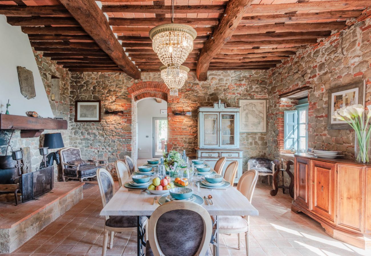 Villa in Lucca - Villa Alice, panoramic stone farmhouse to sleep 10 with pool in Lucca