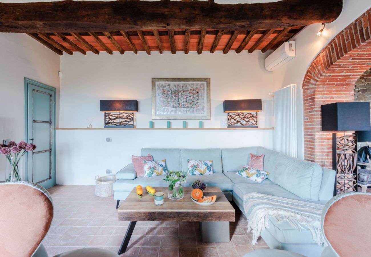 Villa in Lucca - Villa Alice, panoramic stone farmhouse to sleep 10 with pool in Lucca