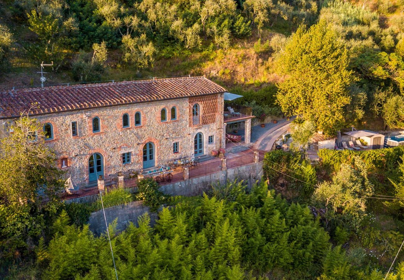 Villa in Lucca - Villa Alice, panoramic stone farmhouse to sleep 10 with pool in Lucca