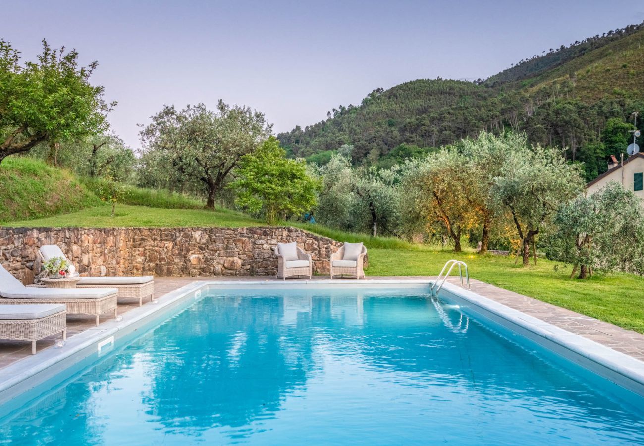 Villa in Capannori - Citrus Charm Farmhouse, a Country Villa with Pool on the hills of Lucca