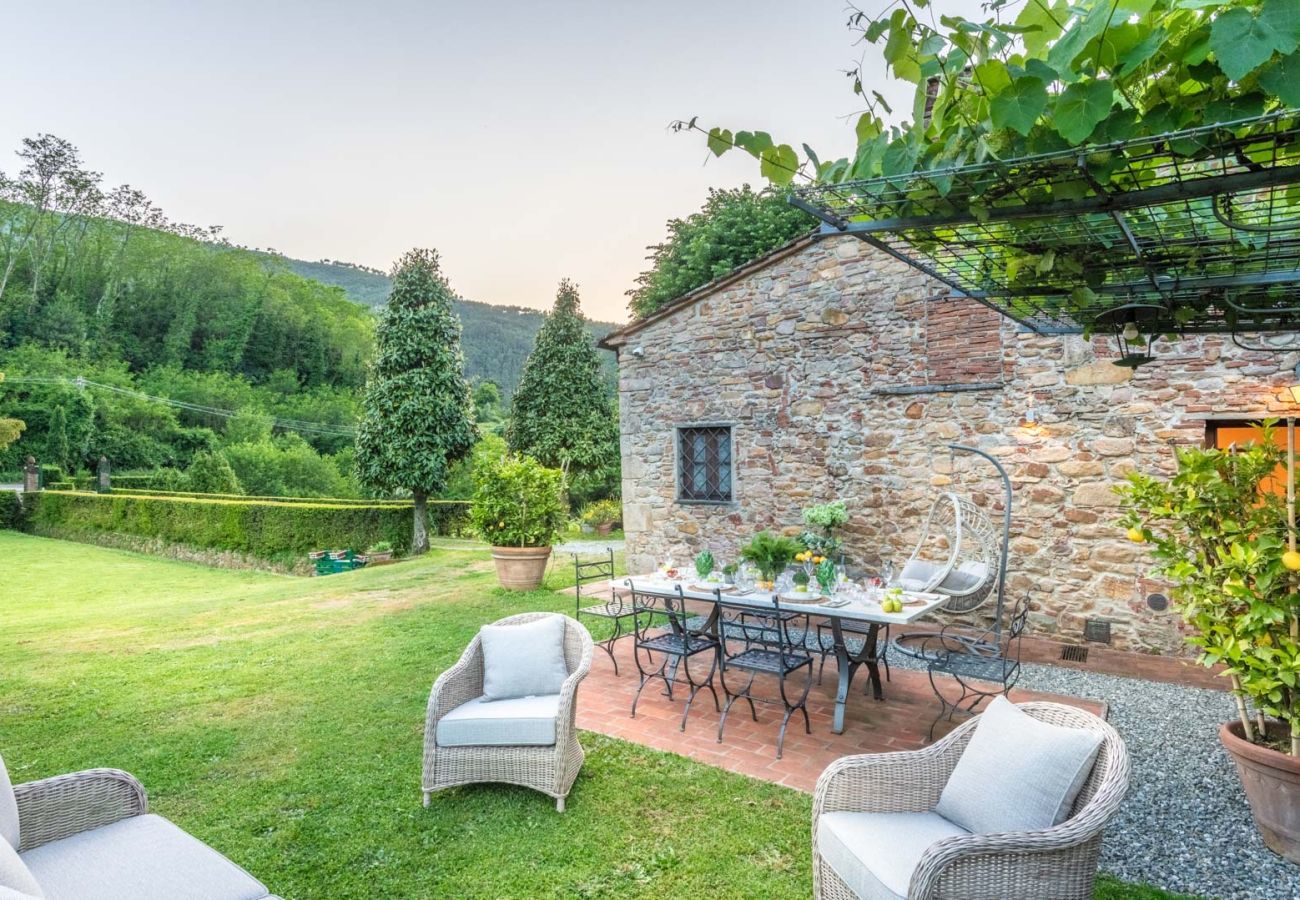 Villa in Capannori - Citrus Charm Farmhouse, a Country Villa with Pool on the hills of Lucca