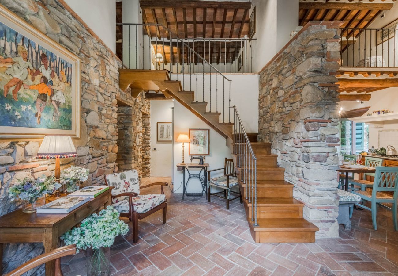 Villa in Capannori - Citrus Charm Farmhouse, a Country Villa with Pool on the hills of Lucca