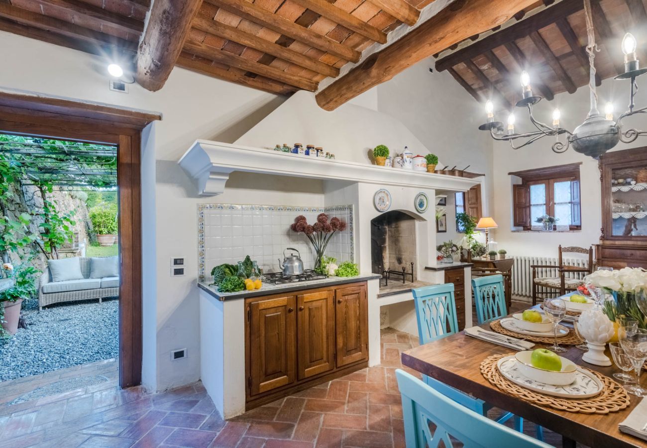 Villa in Capannori - Citrus Charm Farmhouse, a Country Villa with Pool on the hills of Lucca