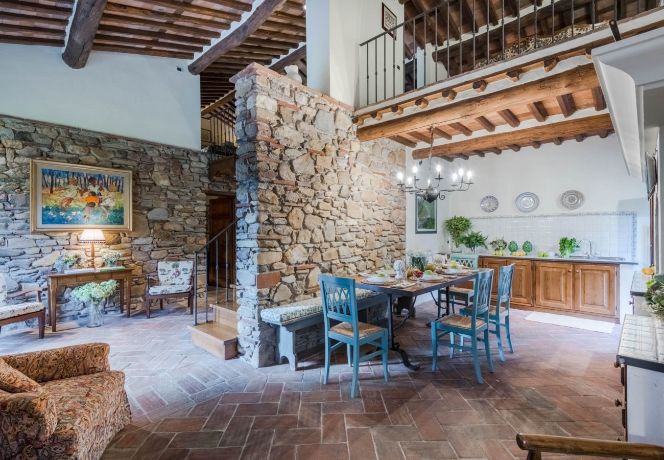 Villa in Capannori - Citrus Charm Farmhouse, a Country Villa with Pool on the hills of Lucca