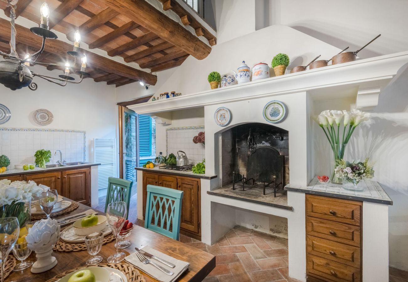 Villa in Capannori - Citrus Charm Farmhouse, a Country Villa with Pool on the hills of Lucca