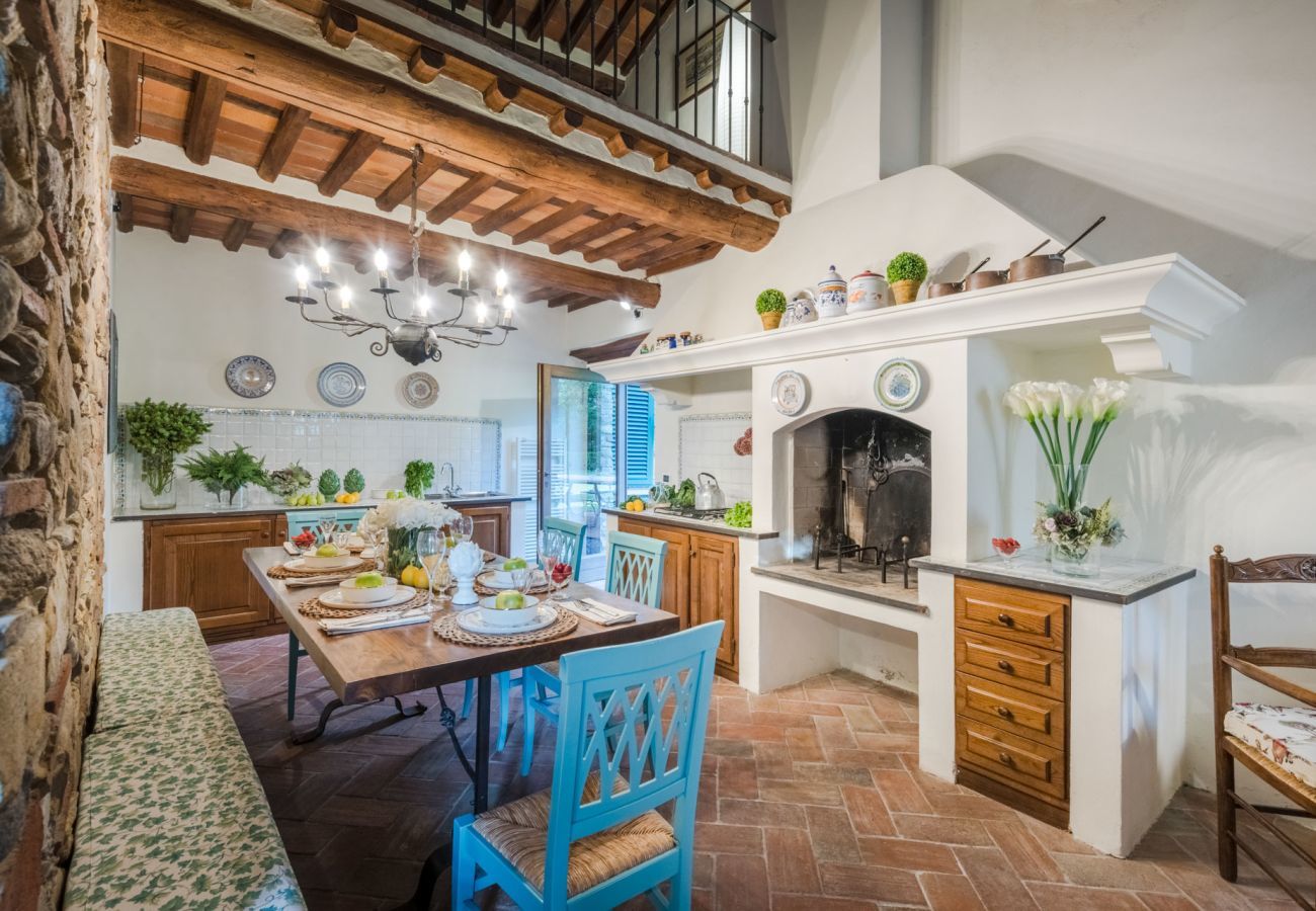 Villa in Capannori - Citrus Charm Farmhouse, a Country Villa with Pool on the hills of Lucca