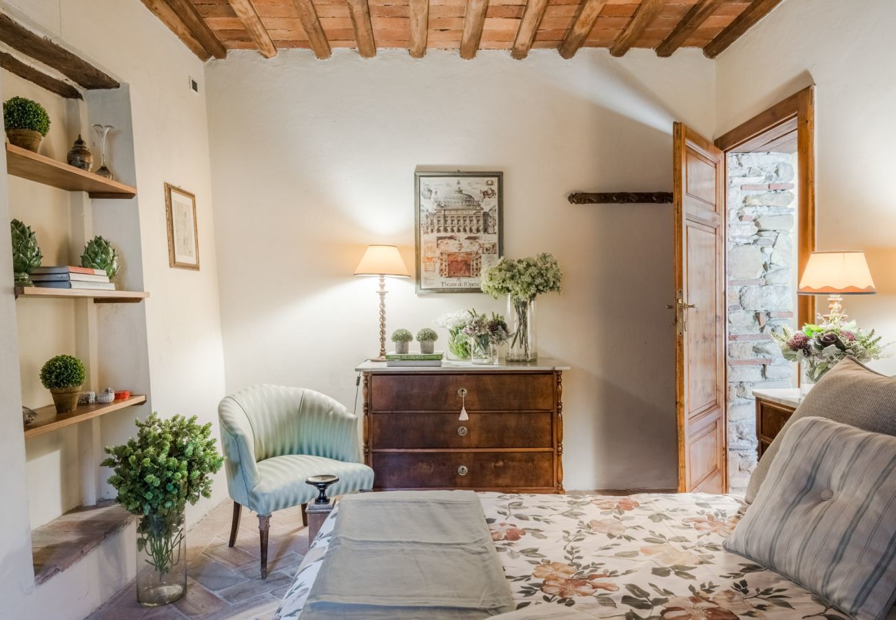 Villa in Capannori - Citrus Charm Farmhouse, a Country Villa with Pool on the hills of Lucca