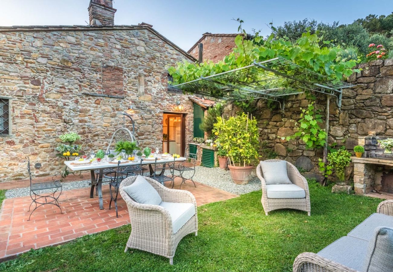 Villa in Capannori - Citrus Charm Farmhouse, a Country Villa with Pool on the hills of Lucca