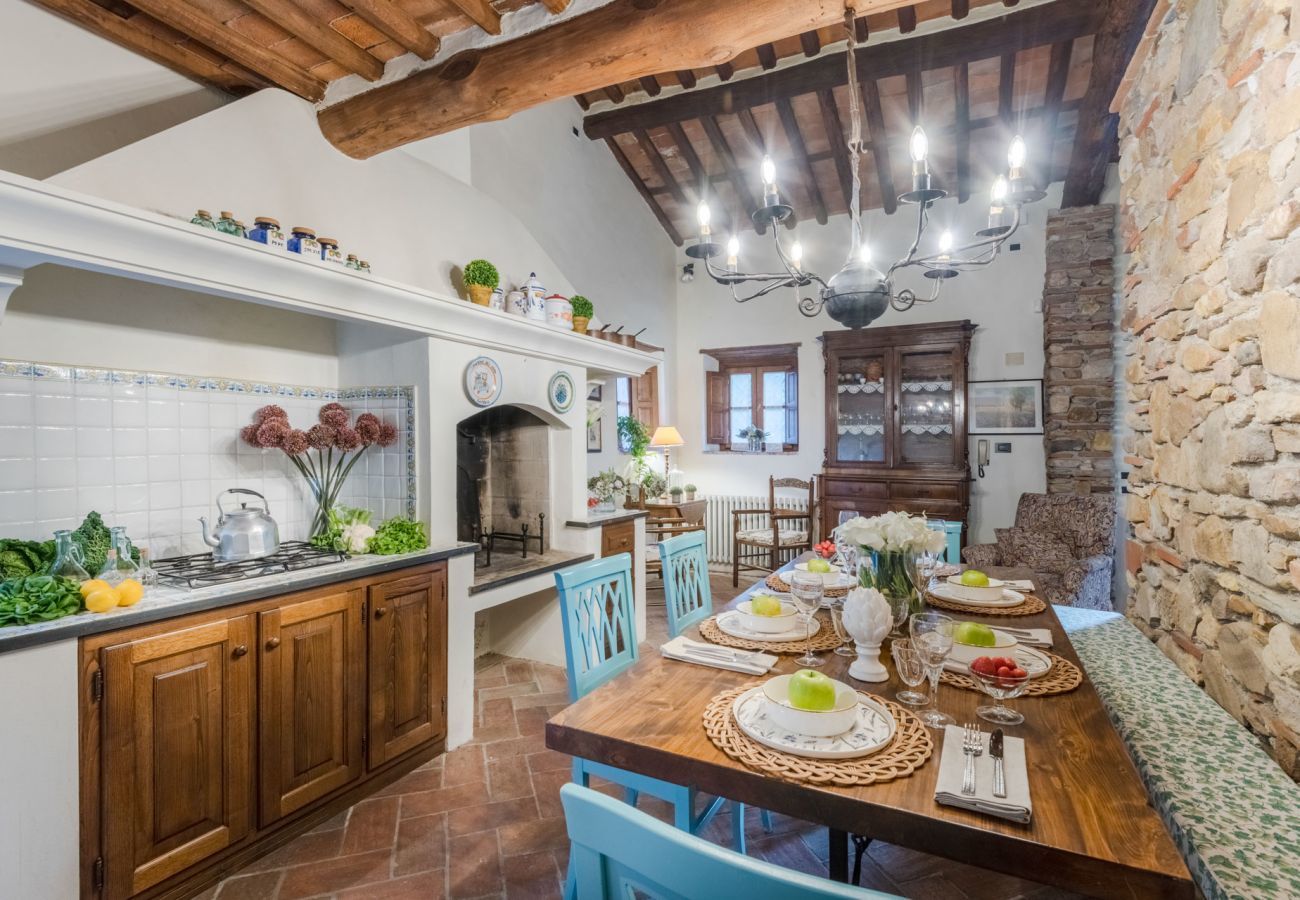 Villa in Capannori - Citrus Charm Farmhouse, a Country Villa with Pool on the hills of Lucca