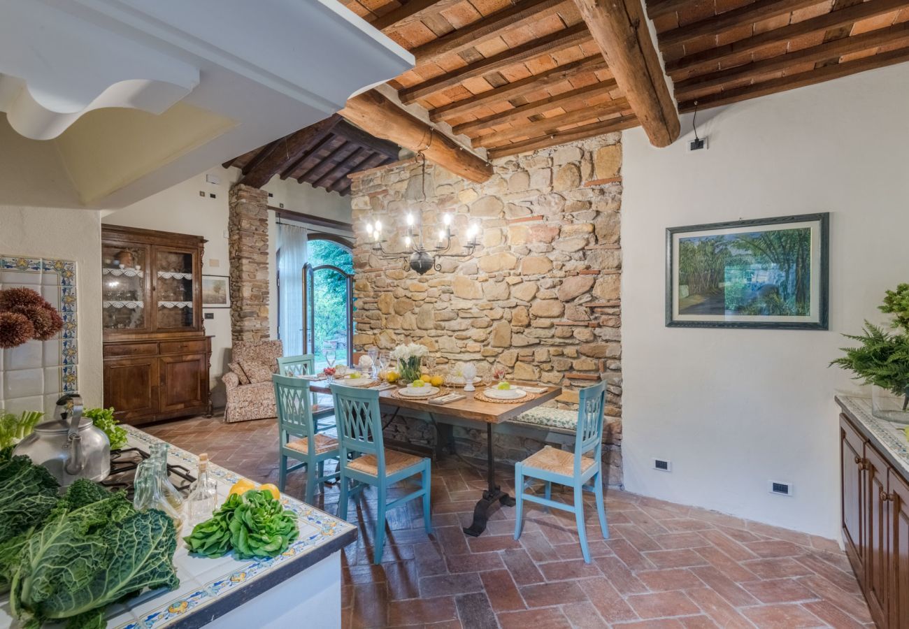 Villa in Capannori - Citrus Charm Farmhouse, a Country Villa with Pool on the hills of Lucca