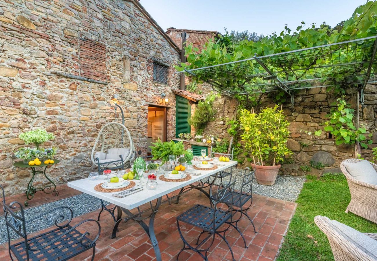 Villa in Capannori - Citrus Charm Farmhouse, a Country Villa with Pool on the hills of Lucca