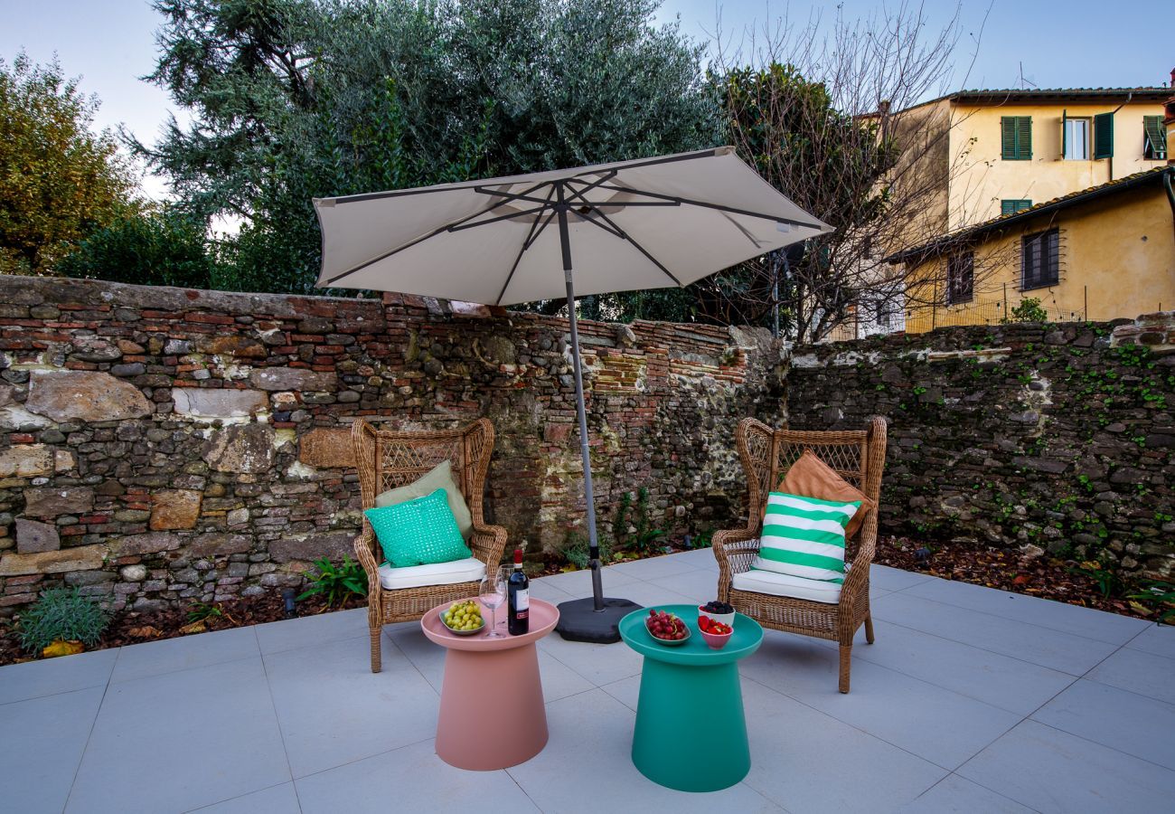 Ferienwohnung in Lucca - The City Oasis, a Villa inside Lucca with Private Garden