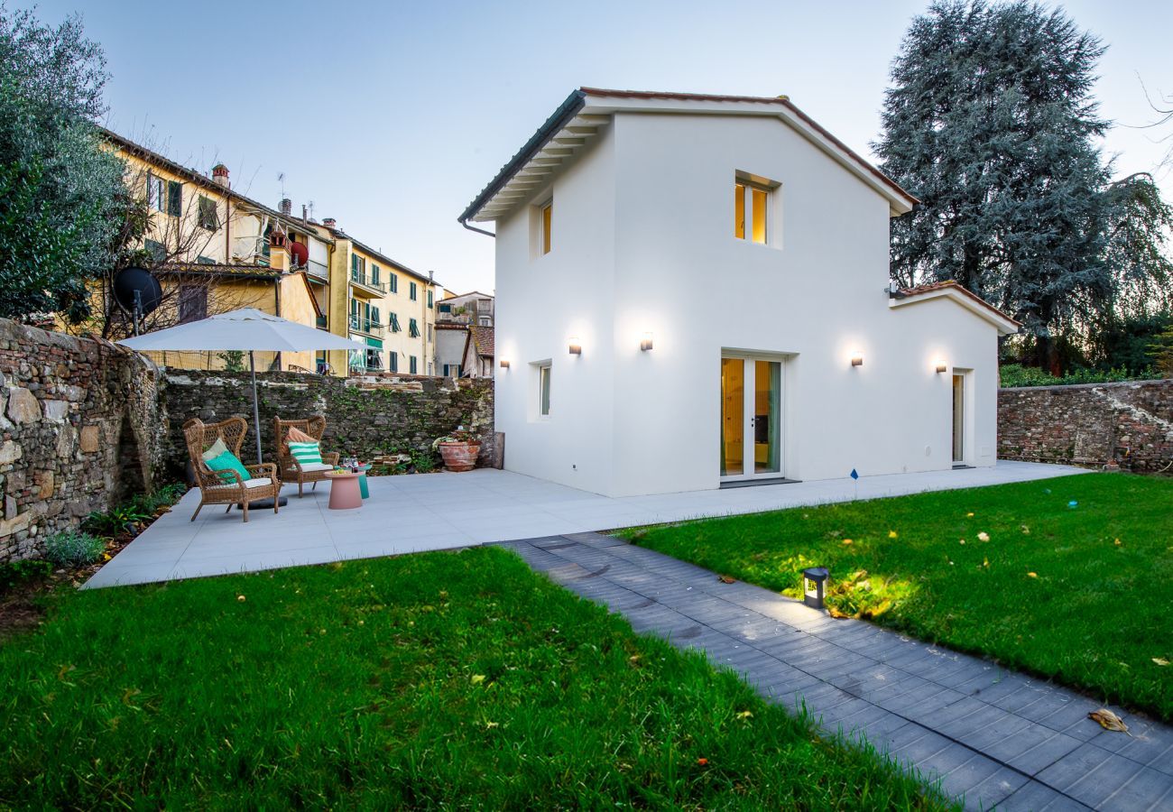 Ferienwohnung in Lucca - The City Oasis, a Villa inside Lucca with Private Garden