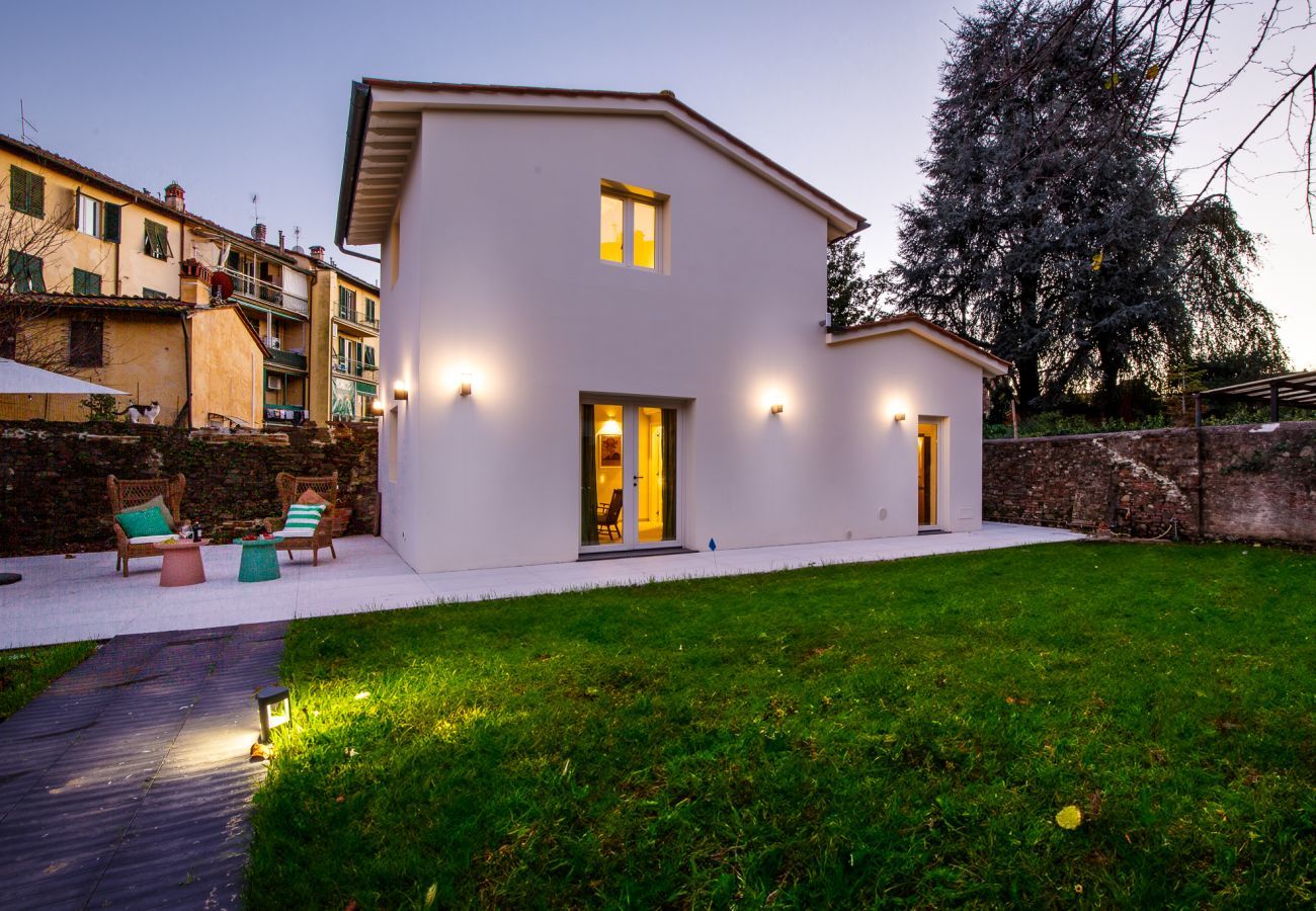 Ferienwohnung in Lucca - The City Oasis, a Villa inside Lucca with Private Garden