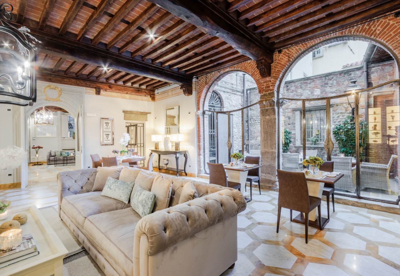 Ferienwohnung in Lucca - The Lucca Heritage Retreat, a Spacious Home with Outdoor inside the Walls of Lucca