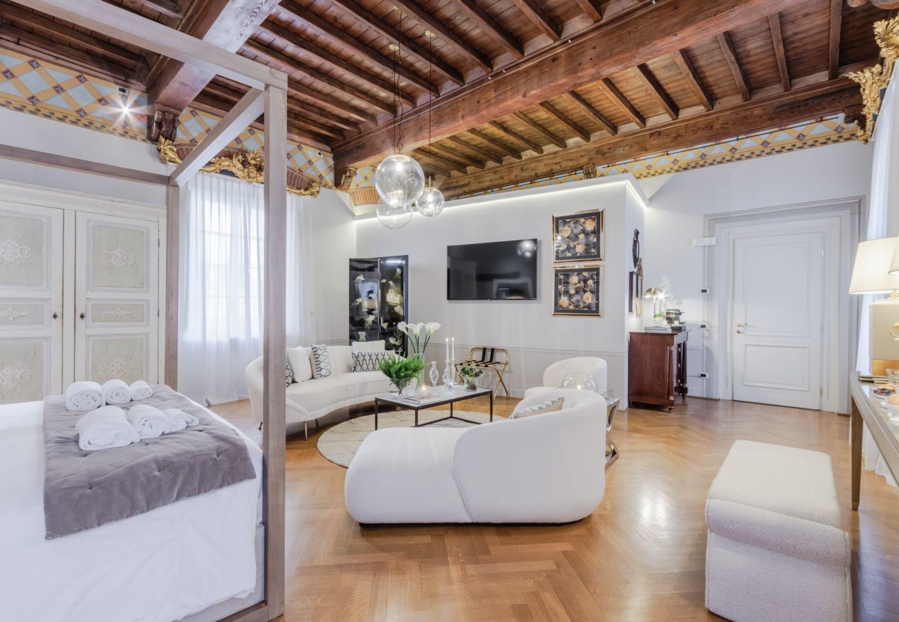 Ferienwohnung in Lucca - The Lucca Heritage Retreat, a Spacious Home with Outdoor inside the Walls of Lucca