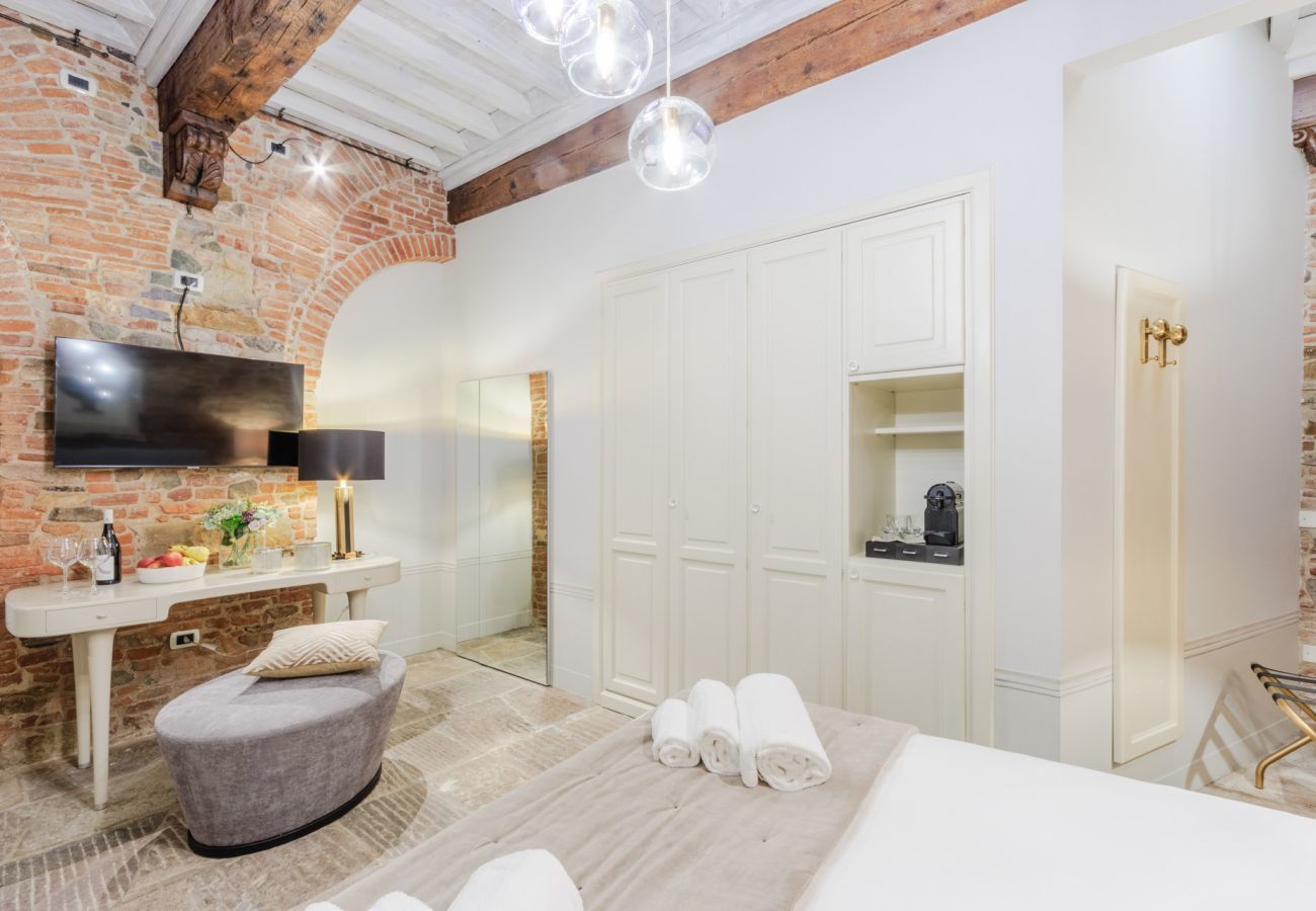 Ferienwohnung in Lucca - The Lucca Heritage Retreat, a Spacious Home with Outdoor inside the Walls of Lucca