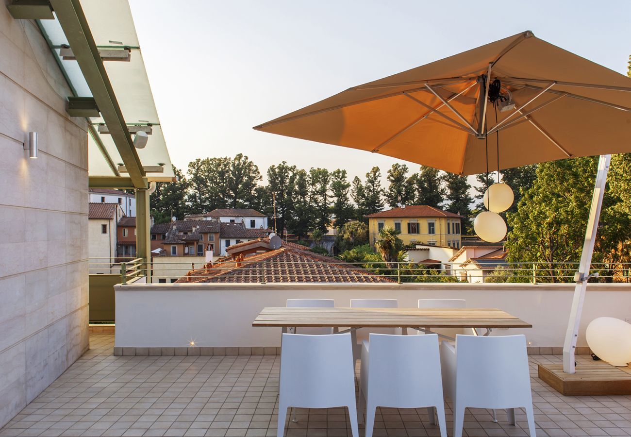 Ferienwohnung in Lucca - Canticle Lucca Luxury Apartment with Elevator, Terrace, Parking and Jacuzzi