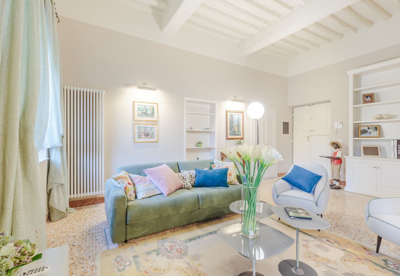 Ferienwohnung in Lucca - Elevate Your Living: Heritage Meets Modernity