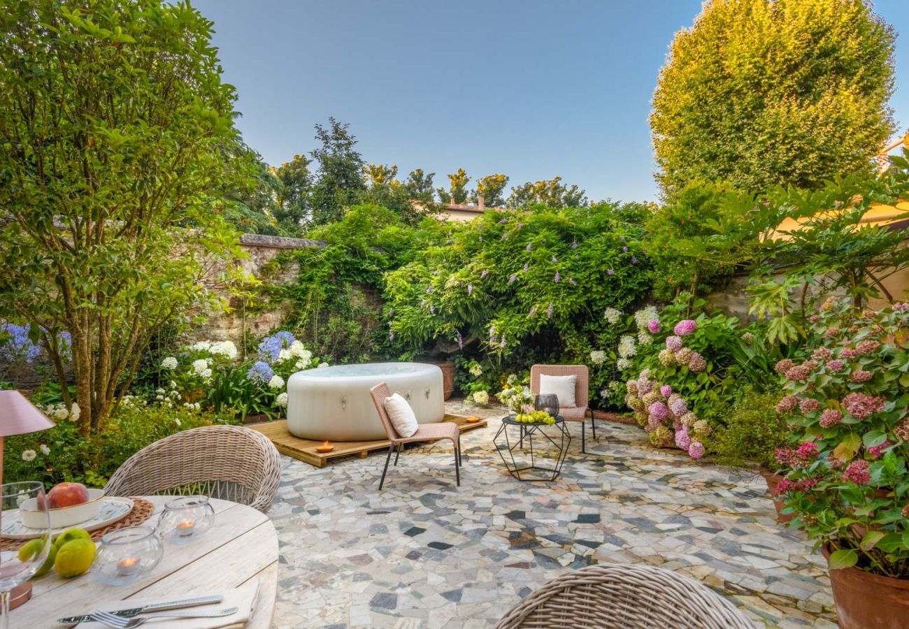 Ferienwohnung in Lucca - Luxury Home Private Garden and Jacuzzi inside the Walls of Lucca