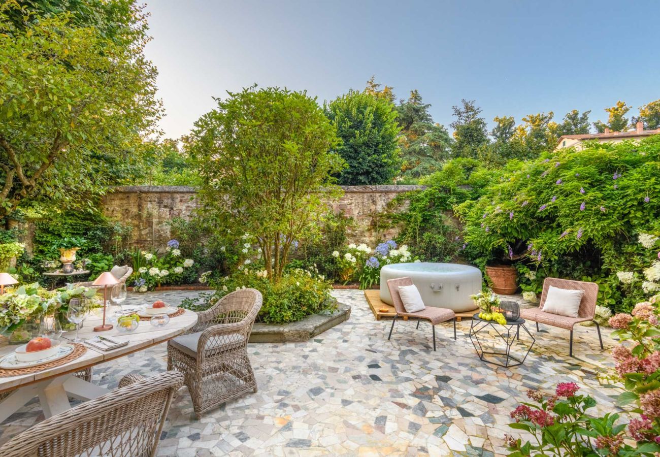 Ferienwohnung in Lucca - Luxury Home Private Garden and Jacuzzi inside the Walls of Lucca