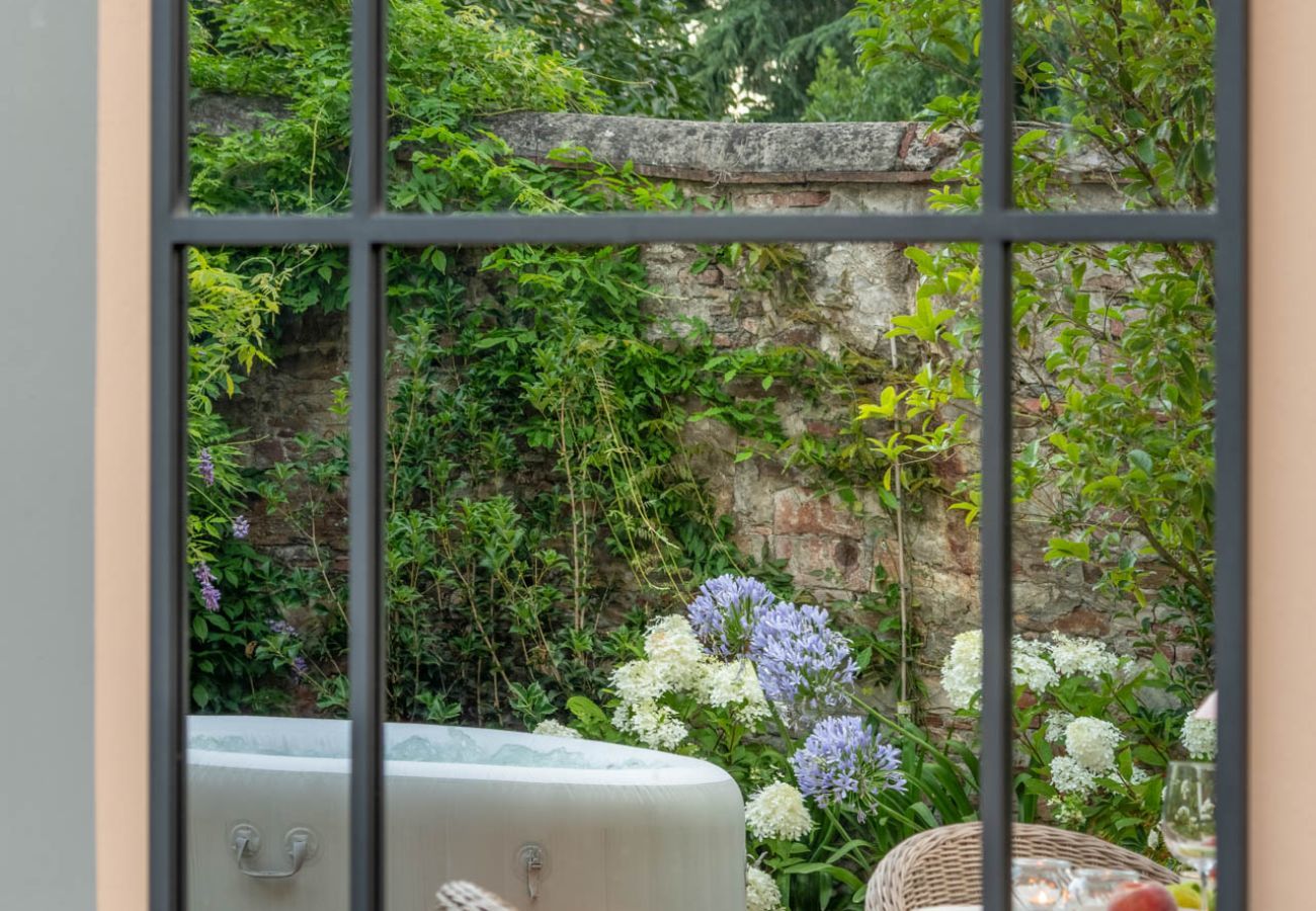 Ferienwohnung in Lucca - Luxury Home Private Garden and Jacuzzi inside the Walls of Lucca