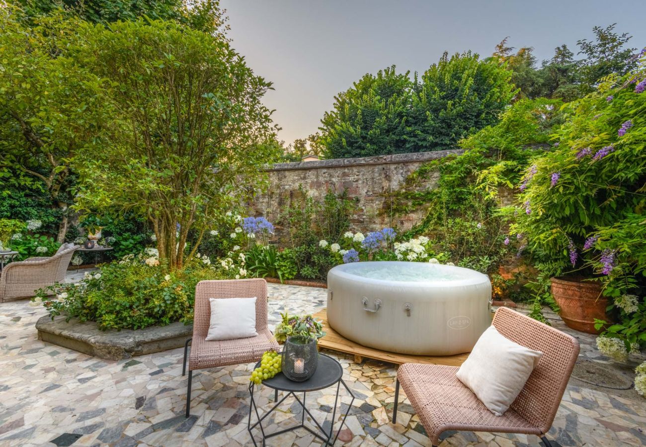 Ferienwohnung in Lucca - Luxury Home Private Garden and Jacuzzi inside the Walls of Lucca