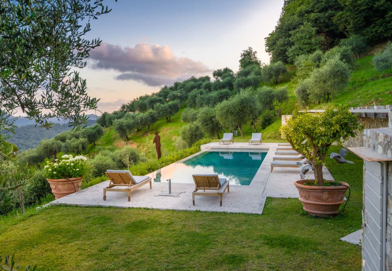 Villa in Lucca - Villa Sunset, Luxury Farmhouse with Infinity Pool and Incredible Views in Lucca