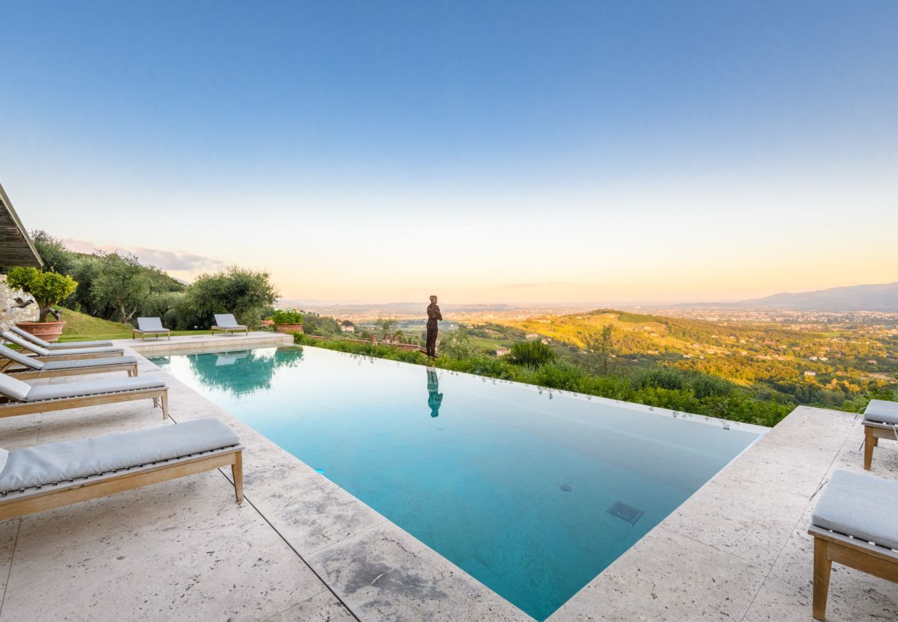 Villa in Lucca - Villa Sunset, Luxury Farmhouse with Infinity Pool and Incredible Views in Lucca