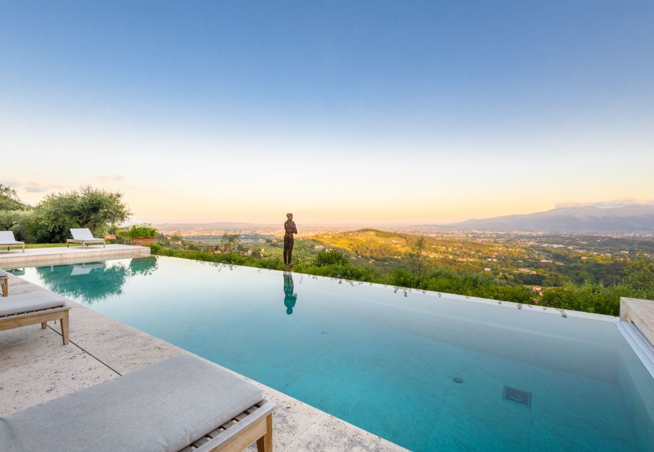 Villa in Lucca - Villa Sunset, Luxury Farmhouse with Infinity Pool and Incredible Views in Lucca