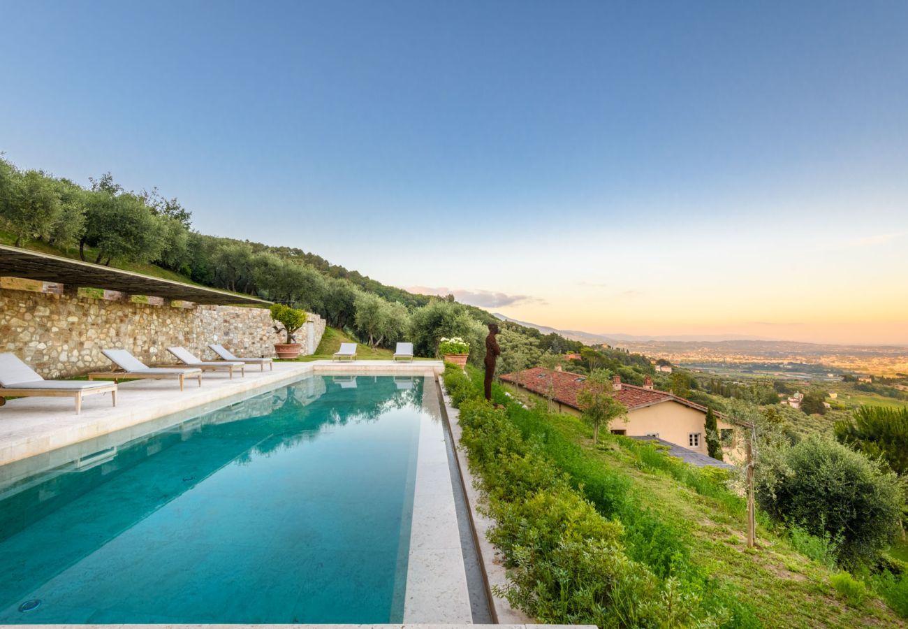 Villa in Lucca - Villa Sunset, Luxury Farmhouse with Infinity Pool and Incredible Views in Lucca