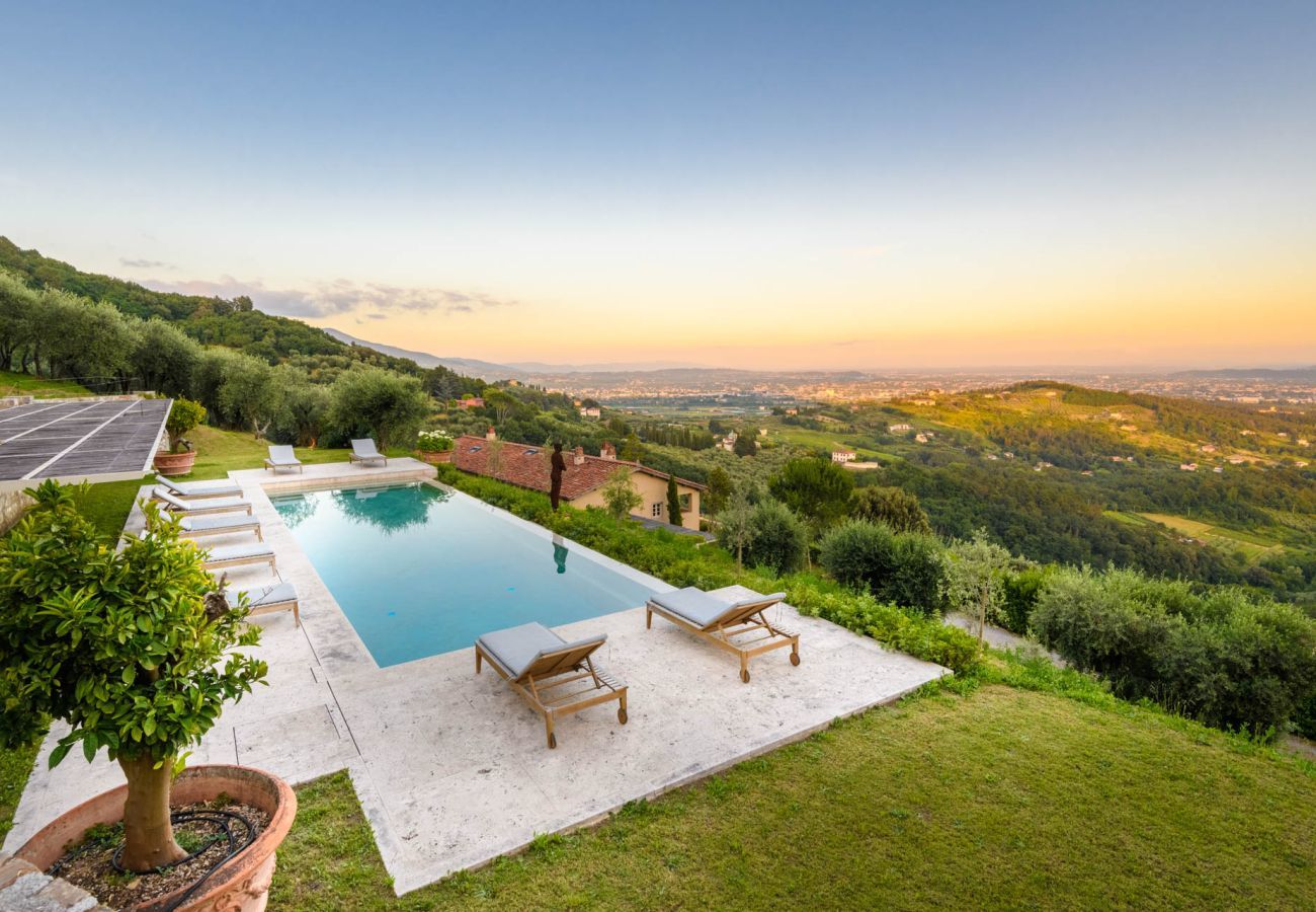 Villa in Lucca - Villa Sunset, Luxury Farmhouse with Infinity Pool and Incredible Views in Lucca